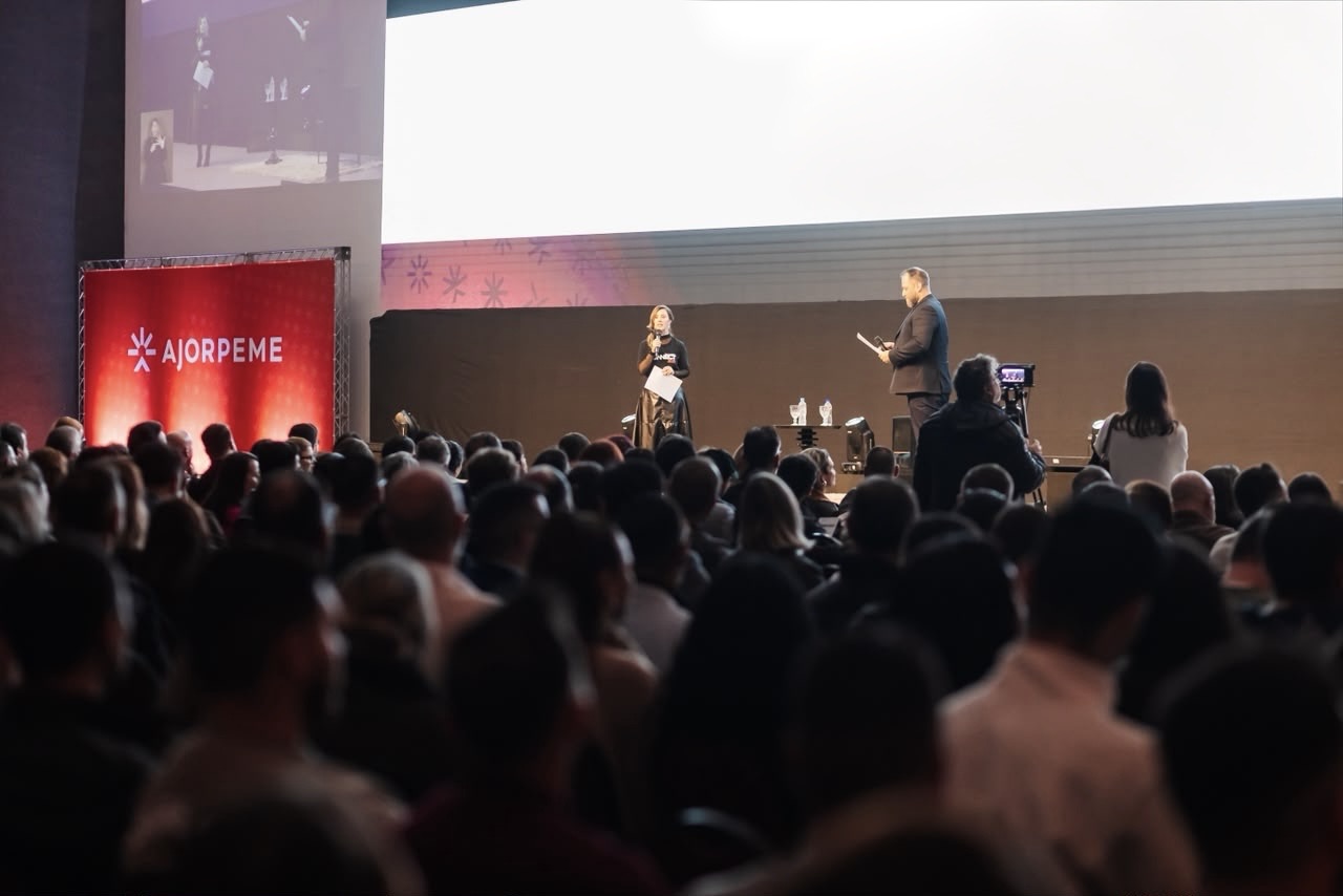 Carolina Loth no palco do CONNECT Ideias & Negócios, na abertura como presidente da Ajorpeme