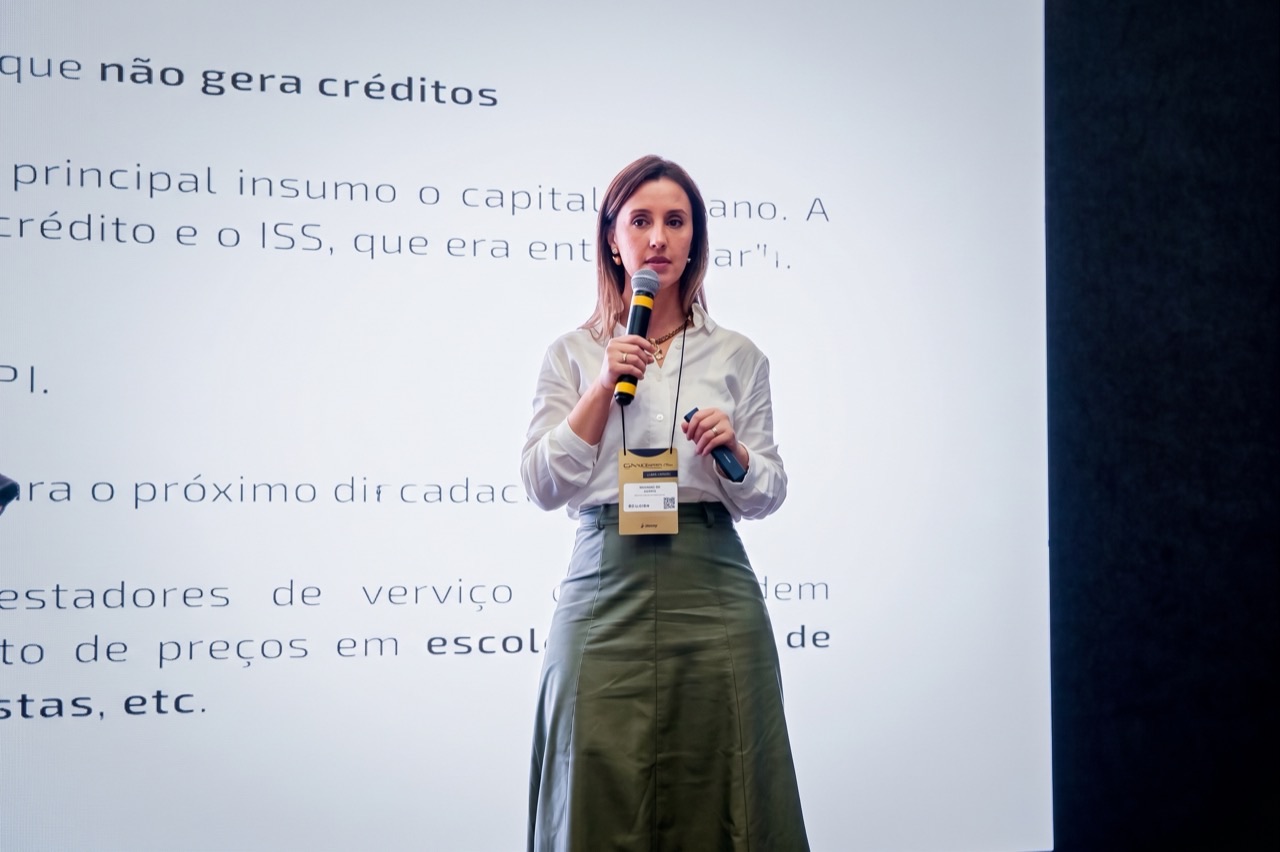 Carolina Loth ao microfone na ExpoGestão 2026